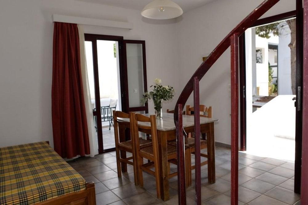 Agia Marina Eva Suites & Apartments מראה חיצוני תמונה