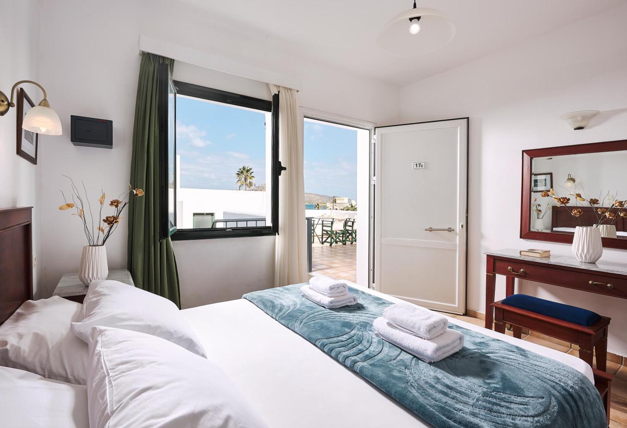 Agia Marina Eva Suites & Apartments מראה חיצוני תמונה